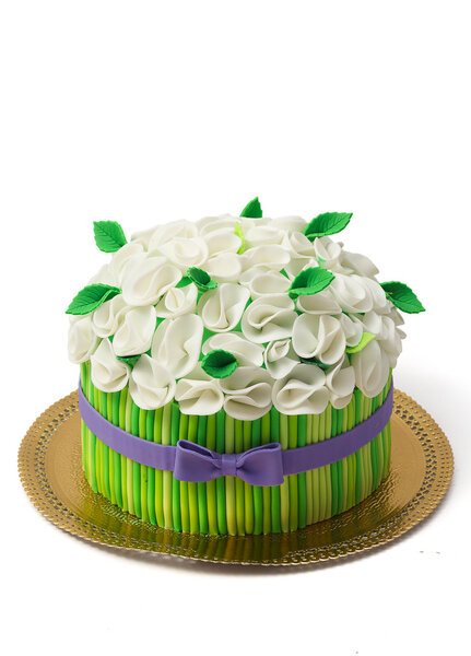 Зеленый праздничный торт на белом фоне
