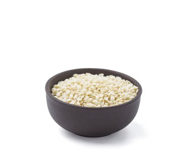 Beyaz seasame beyaz arka plan üzerinde izole kahverengi kase. Portre.