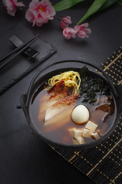 Sopa japonesa sobre fondo negro — Foto de Stock