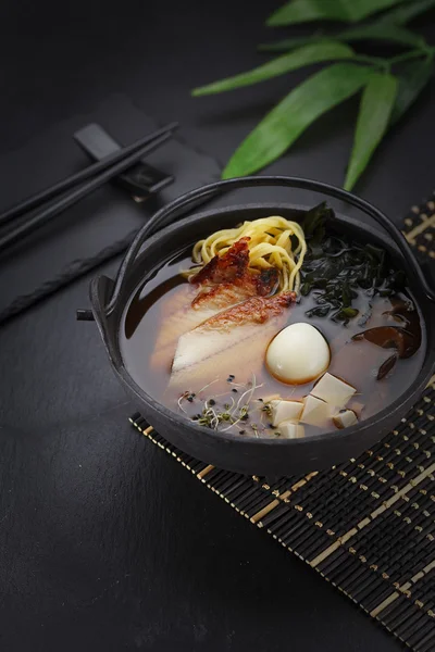 Japanische Suppe über schwarzem Hintergrund — Stockfoto