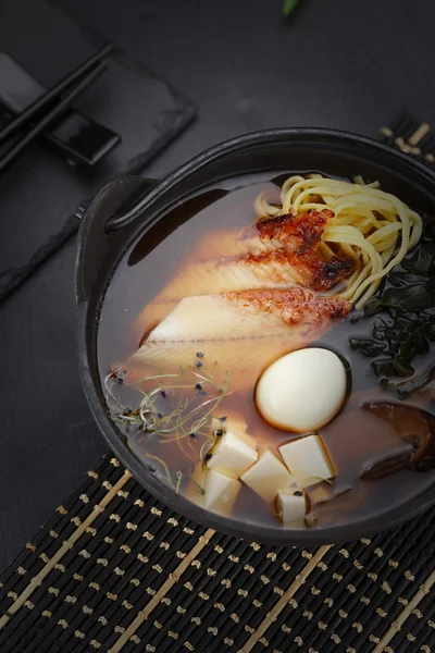 Japansk soppa över svart bakrund — Stockfoto