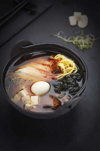 Японский суп на черном фоне — стоковое фото