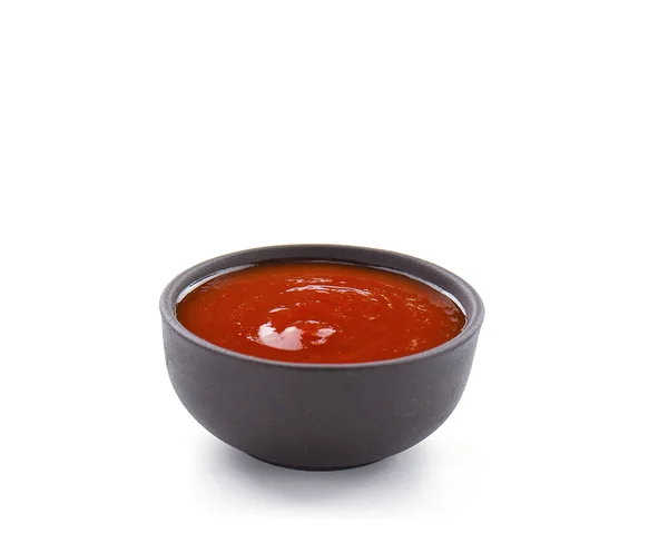 Beyaz arka plan üzerinde izole kahverengi kase baharat sosu. Portre.