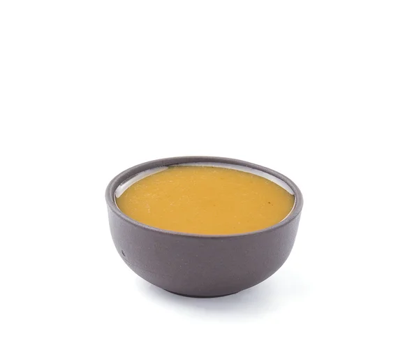 在白色背景上孤立的棕色碗醋油沙司酱。特写. — 图库照片