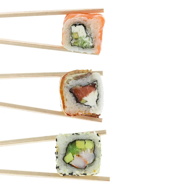 Sushi in Essstäbchen isoliert auf weißem Hintergrund — Stockfoto