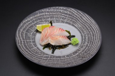 Japon mutfağı. Suşi. Sashimi yuvarlak tabakta.