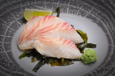 Japon mutfağı. Suşi. Sashimi yuvarlak tabakta.