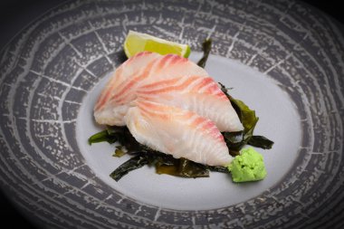 Japon mutfağı. Suşi. Sashimi yuvarlak tabakta.