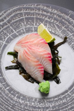 Japon mutfağı. Suşi. Sashimi yuvarlak tabakta.