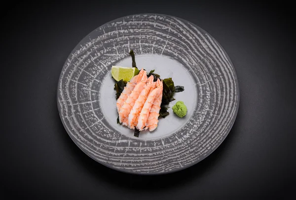 Japanese cuisine. Sushi. Sashimi on a round plate. — Stock Photo, Image