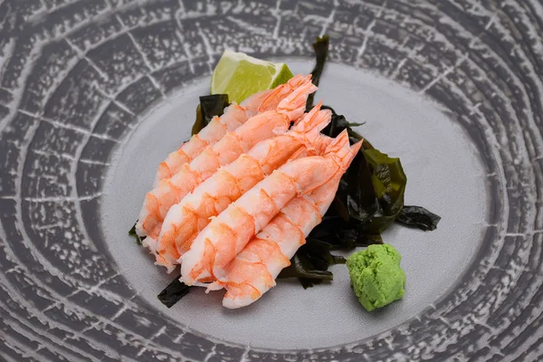 Japansk mat. Sushi. Sashimi på en rund platta. — Stockfoto