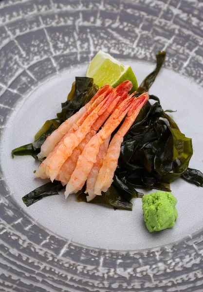 일본 요리입니다. 초밥입니다. 둥근 접시에 생선 회. — 스톡 사진