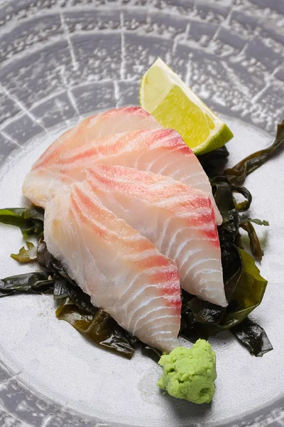 Cucina giapponese. Sushi. Sashimi su un piatto rotondo . — Foto Stock