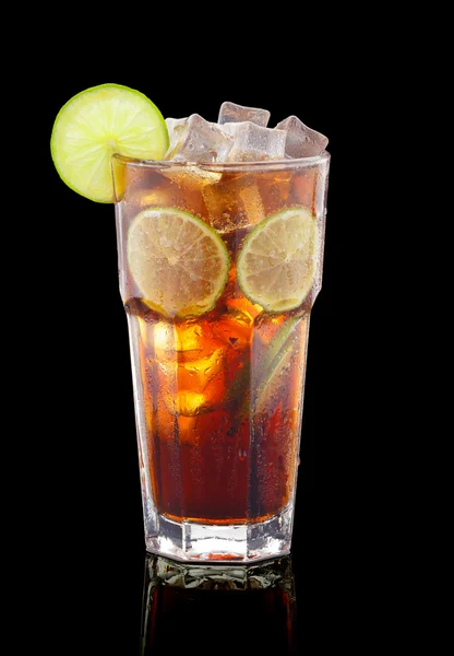Cocktail op zwarte achtergrond Stockfoto