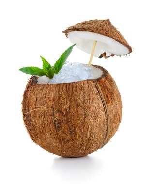 Hindistan cevizi kivi, portakal ve limon ile siyah bir tabloda kokteyl.