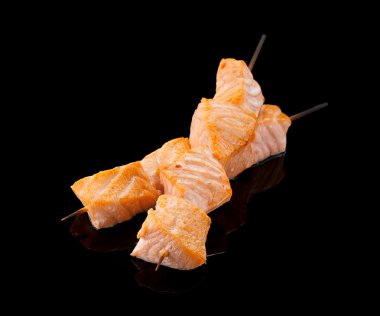 Siyah arka plan üzerine somon şiş