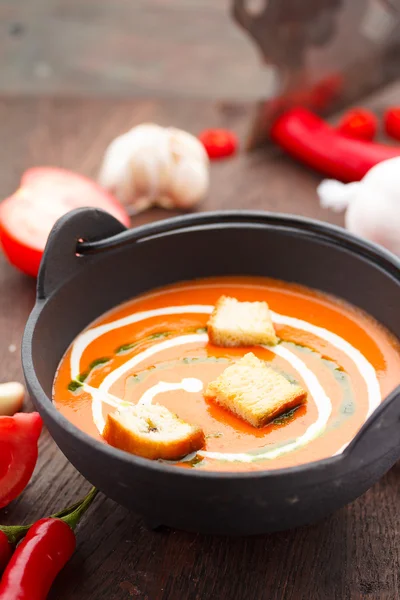 Sopa de tomate un fondo de madera — Foto de Stock