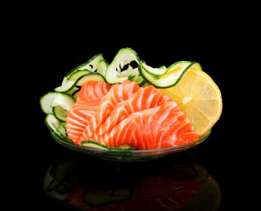 Siyah arka plan üzerine somon balığı