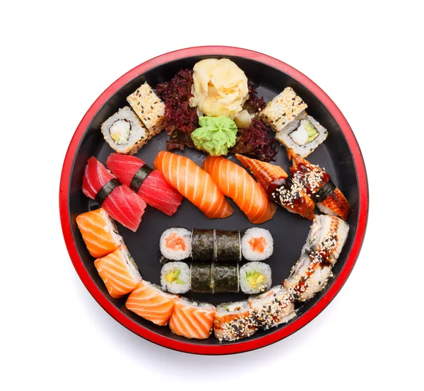 Japon mutfağı. Sushi yuvarlak ahşap plaka beyaz arka plan üzerinde izole ayarla — Stok fotoğraf