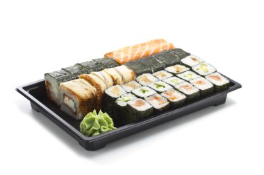 Suşi beyaz arkaplanda izole edildi