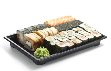 Suşi beyaz arkaplanda izole edildi