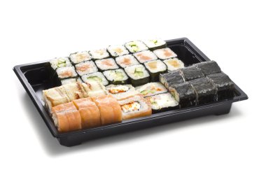 Suşi beyaz arkaplanda izole edildi