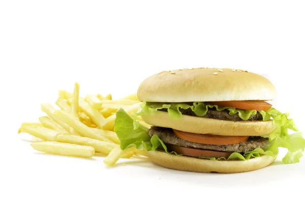 Grote en smakelijke hamburger en gebakken aardappelen geïsoleerd op witte achtergrond — Stockfoto