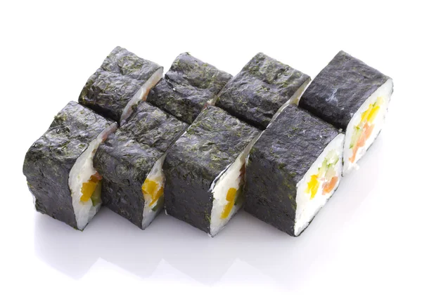 Rolo de sushi em nori com queijo de salmão e legumes isolados em fundo branco — Fotografia de Stock