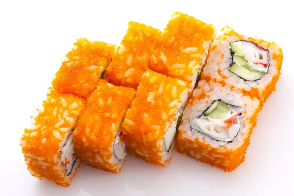 Sushi roll in ikura (tobiko) met krab en komkommer geïsoleerd op witte achtergrond — Stockfoto