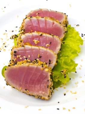 Ton balığı filetosu susam ile