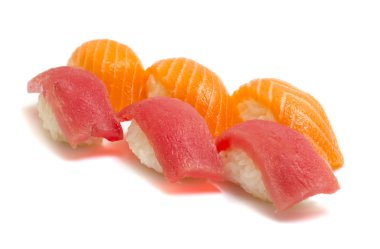 Ton balığı ve somon nigiri beyaz arka plan üzerinde izole