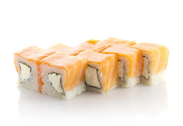 Rollo de sushi con salmón y queso aislado sobre fondo blanco. Filadelfia maki . — Foto de Stock