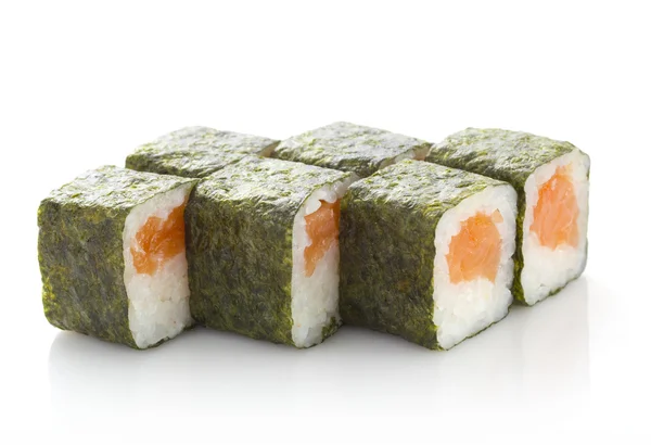 Rotolo di sushi maki con salmone isolato su sfondo bianco — Foto Stock