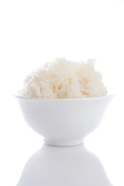 Grani di riso in una ciotola isolata su fondo bianco — Foto Stock