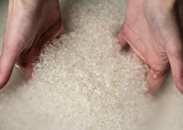Frau Hände waschen Reis — Stockfoto