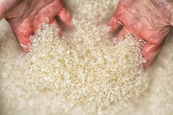 Frau Hände waschen Reis — Stockfoto