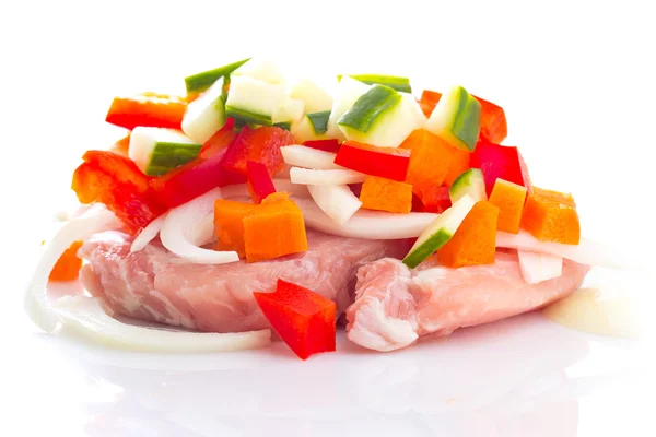 Овощи смесь и мясо для teppanyaki изолированы на белом фоне — стоковое фото