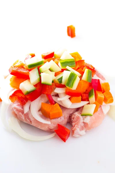 Mezcla de verduras y carne para teppanyaki aislado sobre fondo blanco —  Fotos de Stock