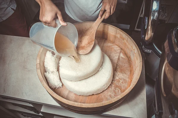 Japão arroz em hangiri. Processo . — Fotografia de Stock