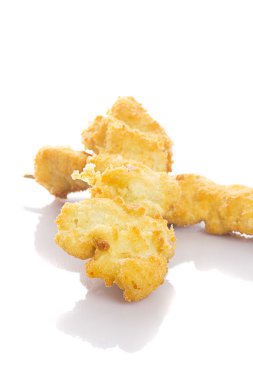 Kızarmış tavuk filett beyaz arka plan üzerinde