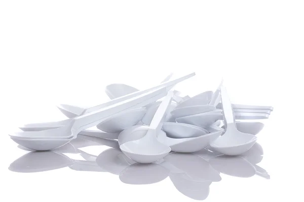 Cucharas de plástico blanco aisladas sobre fondo blanco — Foto de Stock