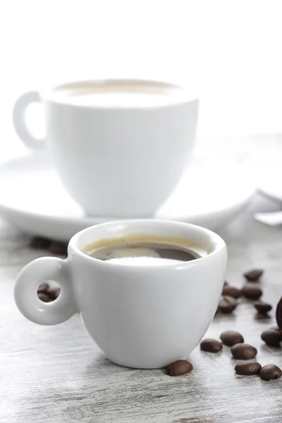 Delicioso desayuno continental de café y cruasanes aislados sobre fondo blanco — Foto de Stock