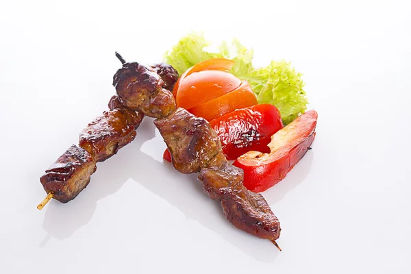 Kebab sobre fundo branco — Fotografia de Stock