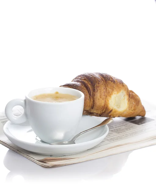 Délicieux petit déjeuner continental de café et de croissants isolés sur fond blanc — Photo