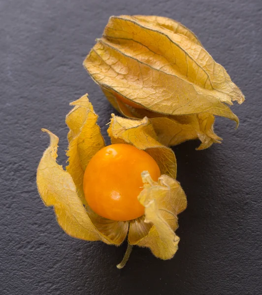 Frutta Physalis su un piatto di pietra — Foto Stock