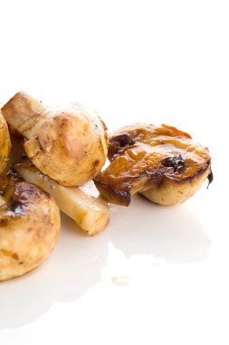 Beyaz arka plan üzerinde izole Fried mashrooms