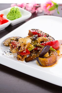 Sıcak Tay salatası.