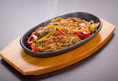 Et ve sebze ile soba erişte.
