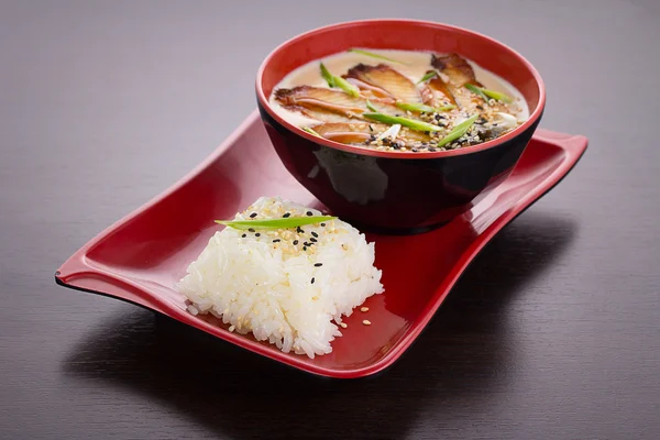 Tropiska japansk soppa med ål fisk i kokosmjölk — Stockfoto