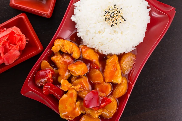 Galinha doce e azeda com arroz em um prato — Fotografia de Stock